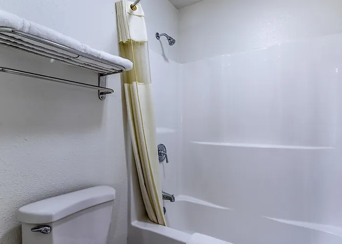 Hotel 6-urbana, Il