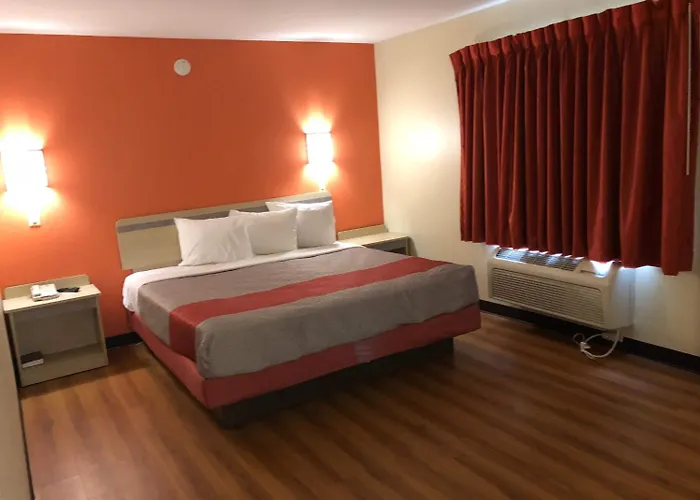 Hotel 6-urbana, Il