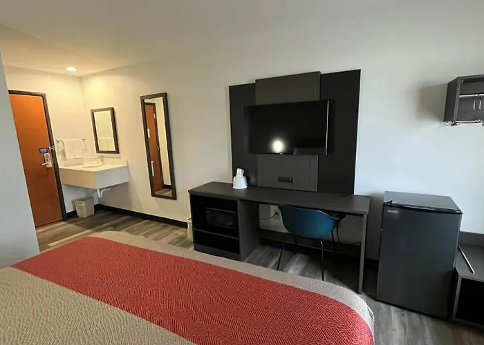 Hotel 6-urbana, Il