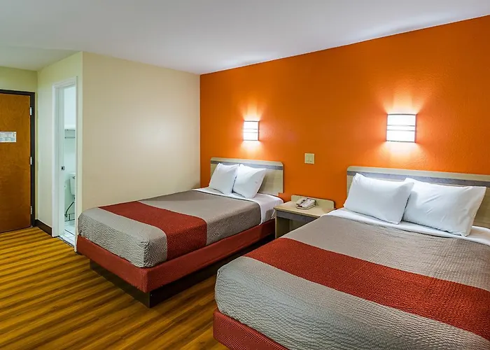 Hotel 6-urbana, Il